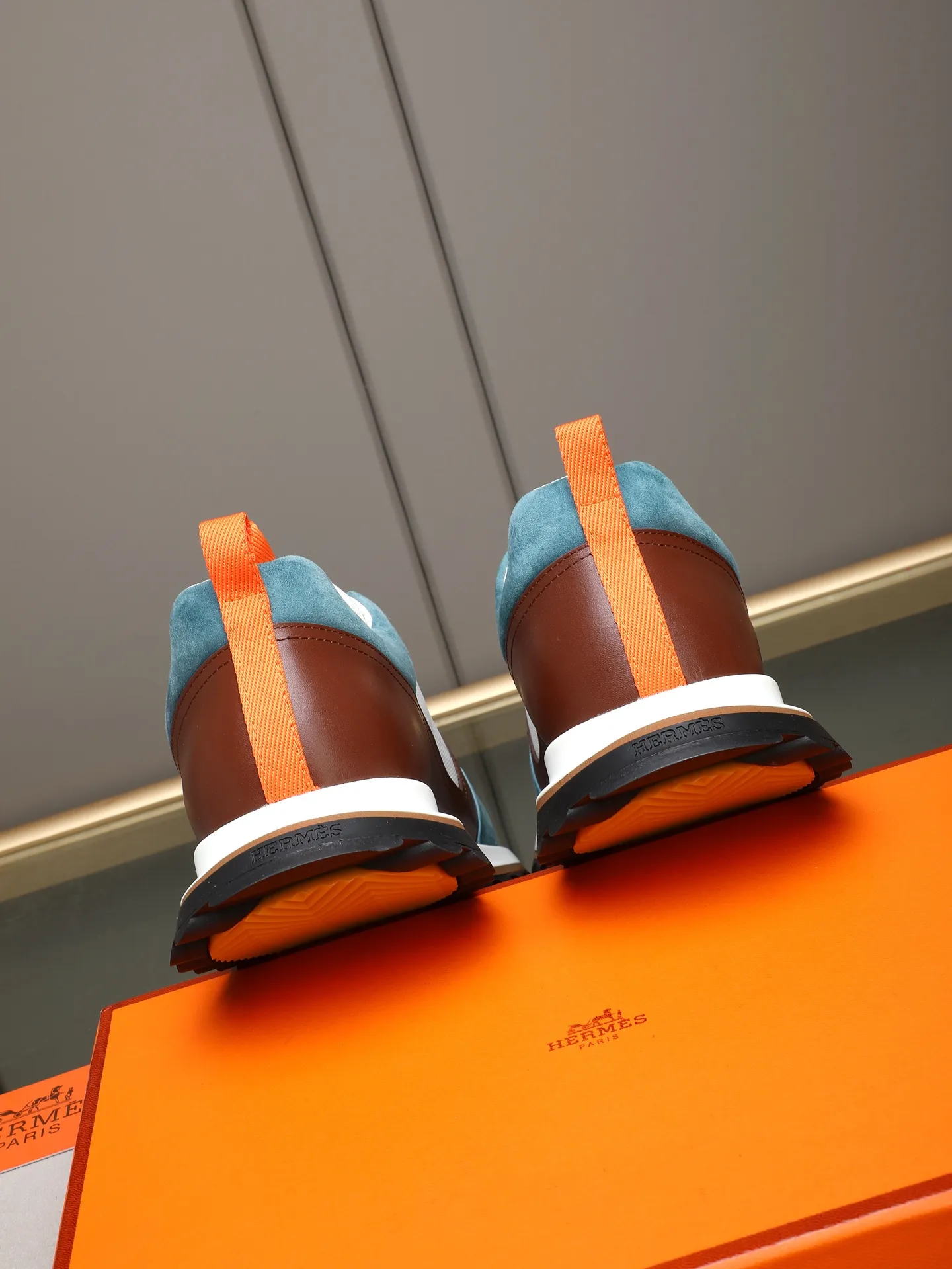 PP680【Hermes】fe new arrival~New Bouncing sneakers are the most comfortable shoes from Hermès. They are extremely light on the feet and look great. You won’t feel tired even when you go shopping and running around. 👍Very light and comfortable. Extremely light. Perfect for both sports and leisure. They feel great when you step on them! It’s up to you to choose, there’s always what you want~ ✔️Fabric: Imported first-layer cowhide ✔️Inner lining: Imported water-dyed cowhide ✔️Outsole: Seamless combination of IP+TPU (multi-color letters) German technology irradiation machine ✔️Code number: Male 38-44 (45 customized)